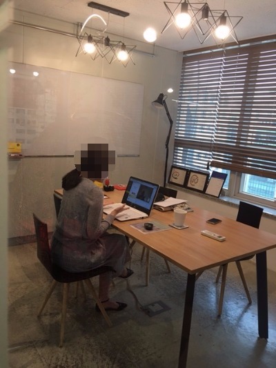 암스테르담 파운데이션 교장 선생님과 입학 인터뷰 중