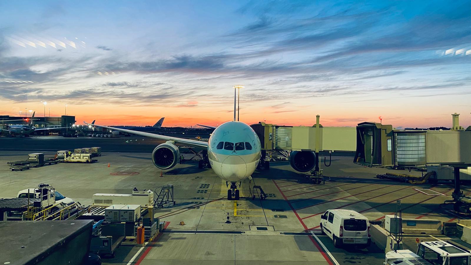 암스테르담 스키폴 공항 도착